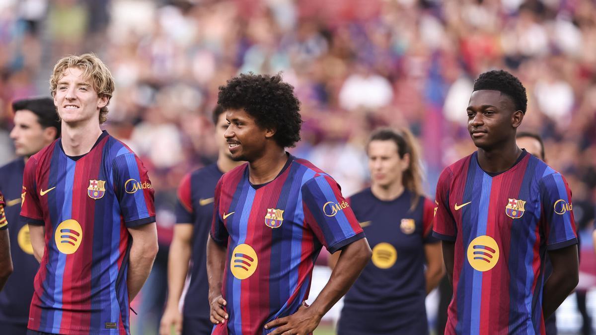 Anthony Gordon, Karim Adeyemi y Jesse Bisiwu, tres de los fichajes, en la presentación del Barça.