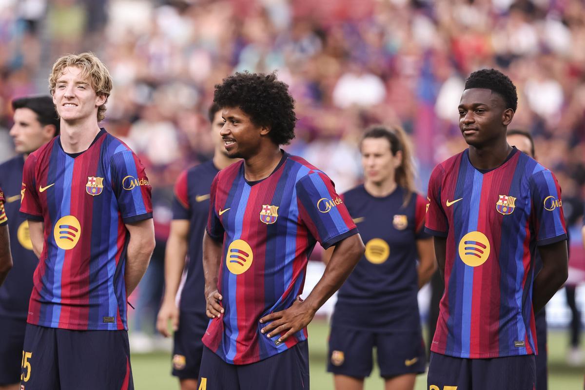 Anthony Gordon, Karim Adeyemi y Jesse Bisiwu, tres de los fichajes, en la presentación del Barça para la temporada 2026-27.