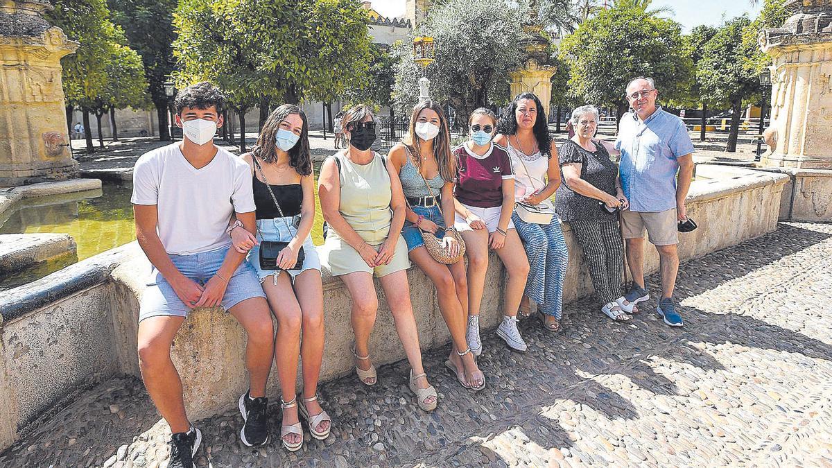 Pedro, Teresa y Amaya, con su familia de Córdoba en el Patio de los Naranjos.