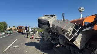 Caos en las carreteras de Madrid: un camión vuelca a la altura de Majadahonda y colapsa el tráfico