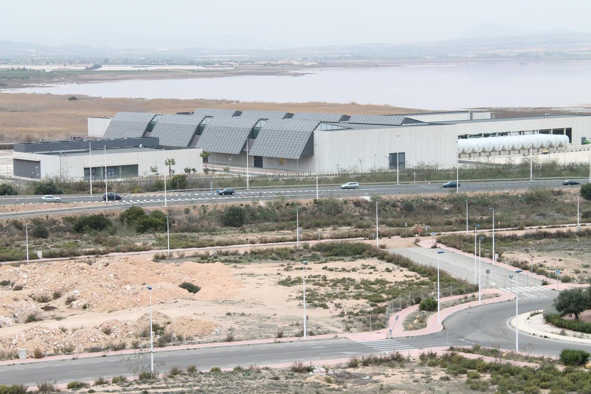 En primer término, la fase todavía sin urbanizar de Villa Amalia. Atrás, la N-332 y la desaladora