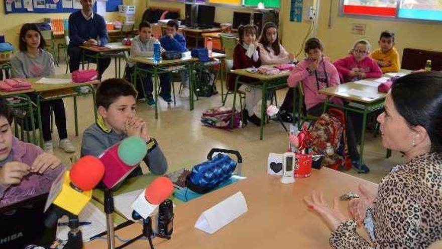 La alcaldesa Nidia Arévalo charla con los escolares. // D.P.