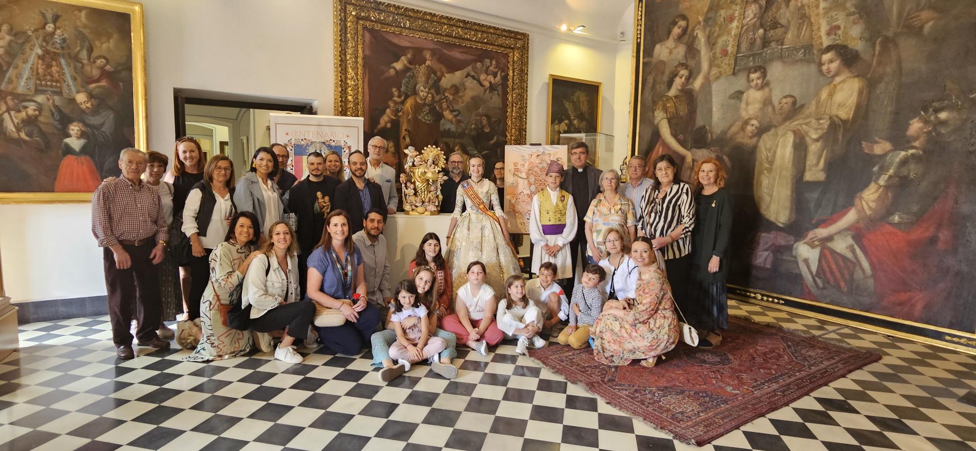 La falla Reina-Paz entrega del "ninot" de la Virgen al Museo de la Basílica