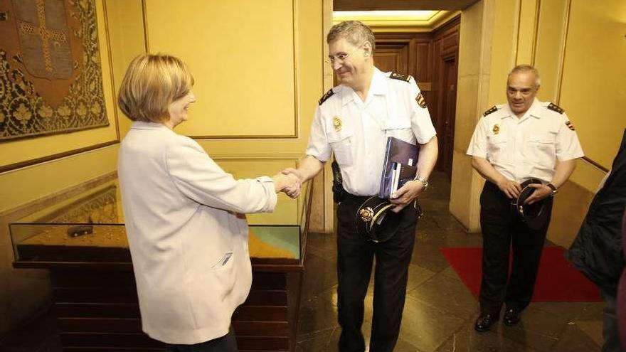 Mariví Monteserín estrechando la mano a Juan Jesús Herranz Yubero, ayer, en el Ayuntamiento de Avilés.