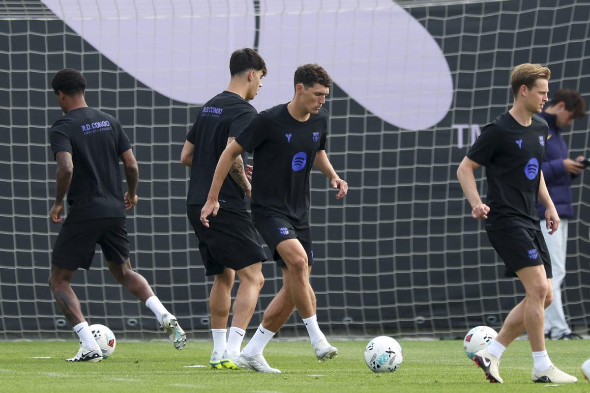 Marc Bernal, Andreas Christensen y Frenkie de Jong, en el entrenamiento de este viernes.