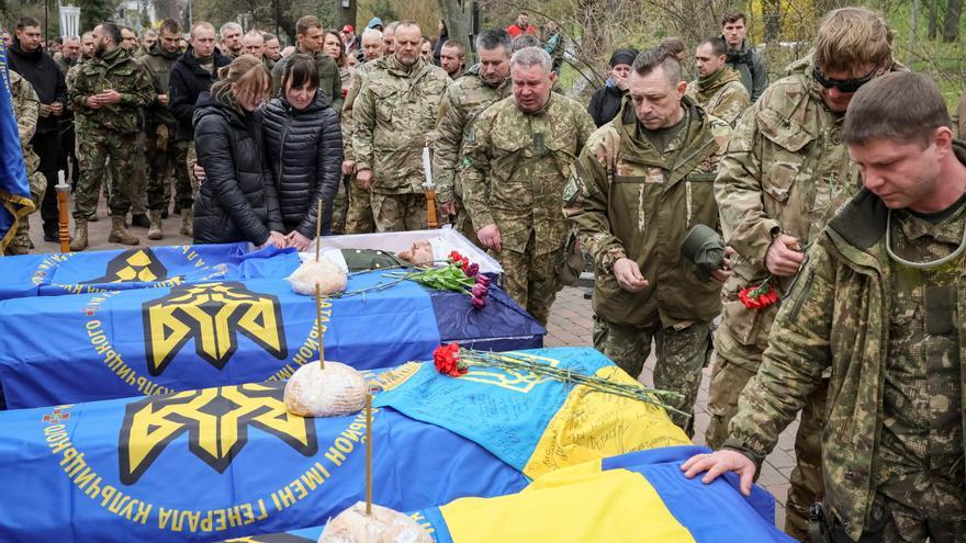 Soldados ucranianos despiden en Kiev a cuatro compañeros fallecidos en la guerra