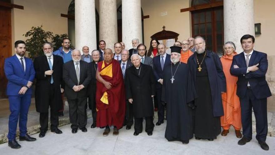 Líderes religiosos que acudieron al acto celebrado en València, ayer.