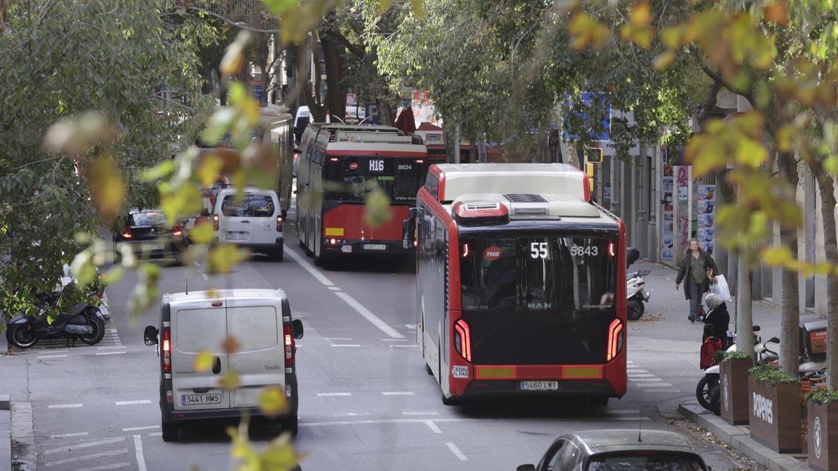 Autobuses en una calle del centro de Barcelona.
