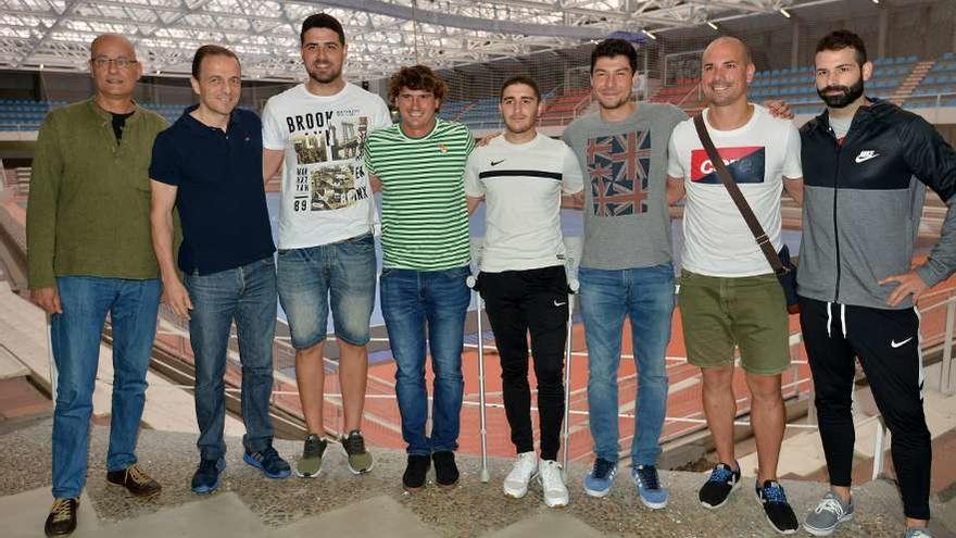 Carlos García (en el centro) con los compañeros que lo arroparon ayer en su despedida. // Gustavo Santos