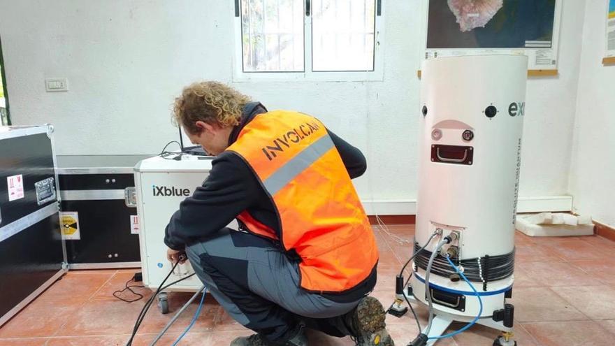 Uno de los investigadores del Instituto Volcanológico de Canarias junto a los gravímetros.