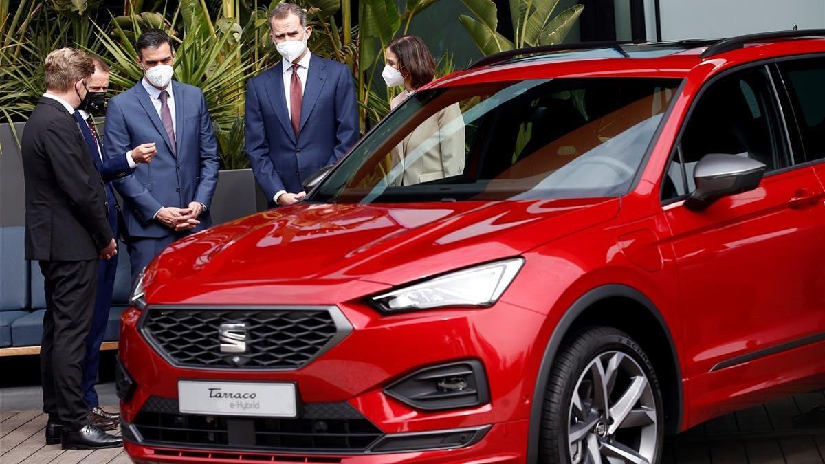 El rey Felipe VI junto al presidente del Gobierno  Pedro Sanchez (3i)  el presidente del Grupo Volkswagen  Herbert Diess (2i)  el presidente de SEAT y CUPRA  Wayne Griffiths (i)  y la ministra de Industria  Reyes Maroto (d)  durante la visita que realizan este viernes a la fabrica de SEAT en Martorell (Barcelona)