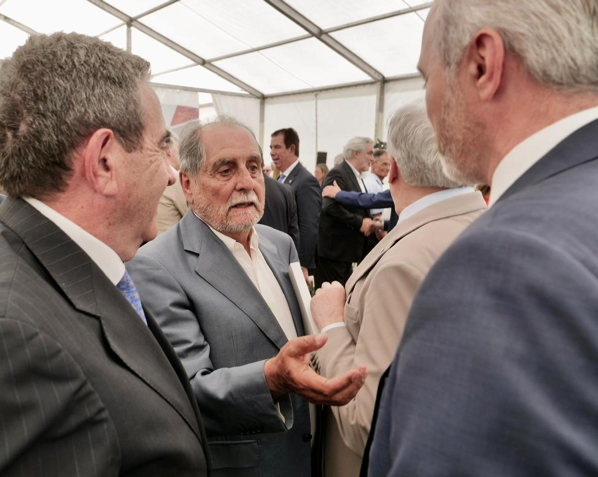 Javier Velasco conversando con el presidente Azcón y el exconsejero de Obras Públicas, Alfonso Vicente, el pasado jueves en Plaza.
