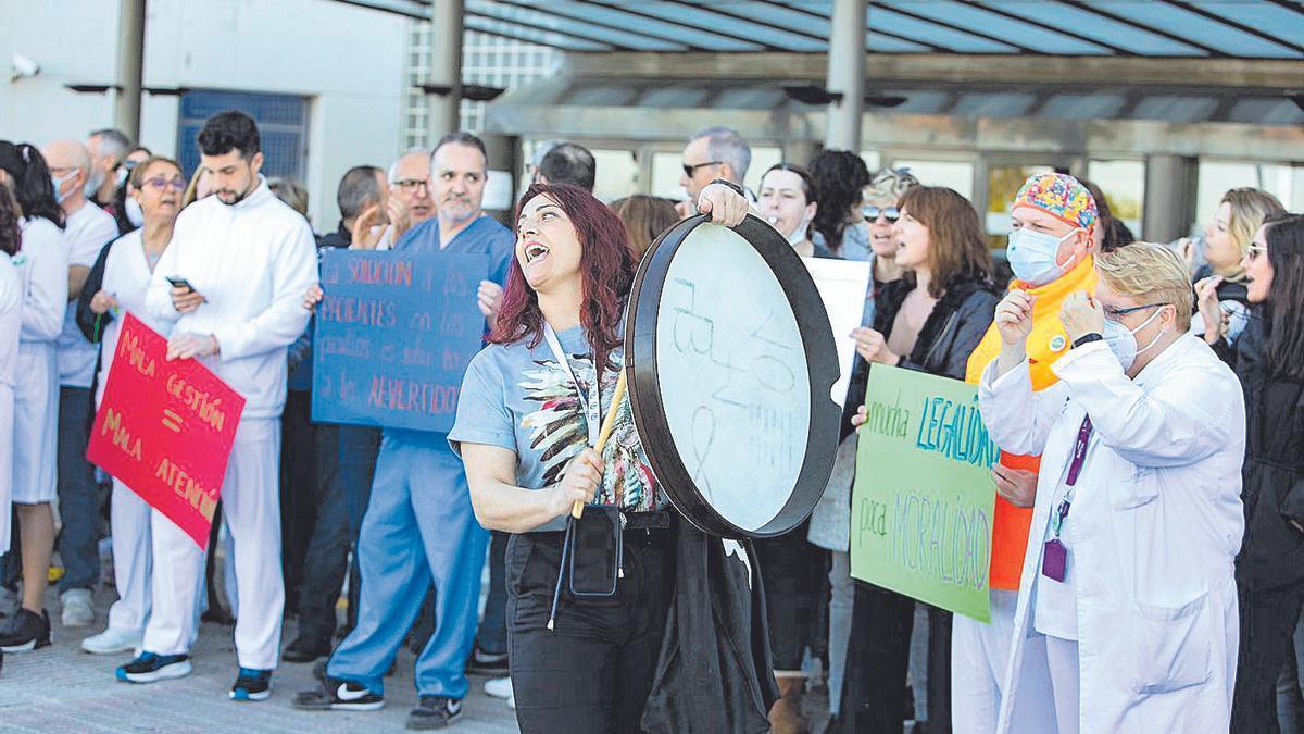 Una protesta de los trabajadores ahre la puerta del hospital
