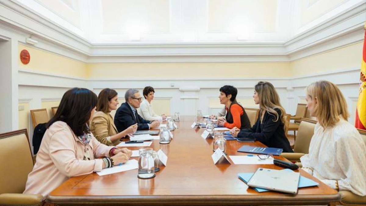 La ministra Elma Saiz en la reunión con la AECC