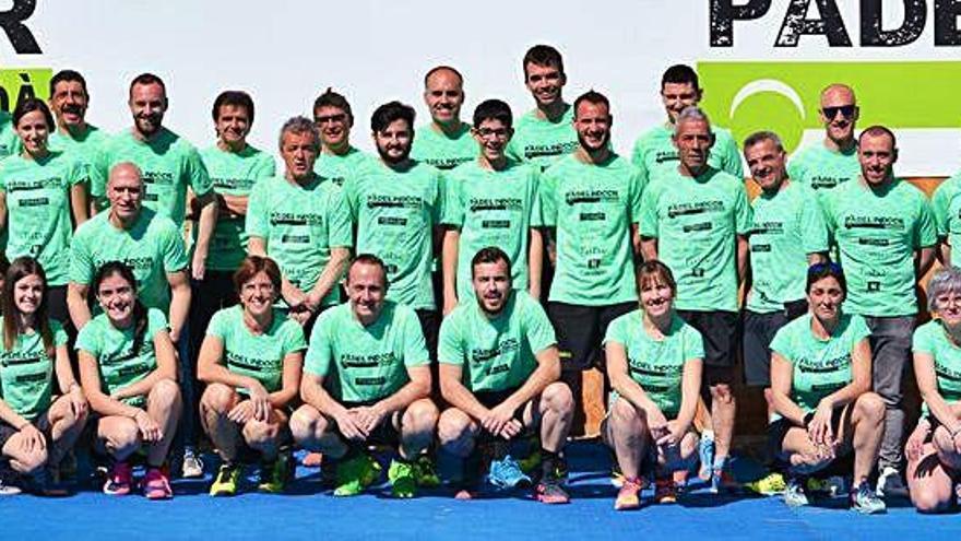 Foto conjunta d&#039;una bona part dels jugadors i jugadores que integren els sis equips del Pàdel Indoor Berguedà aquesta temporada 2019