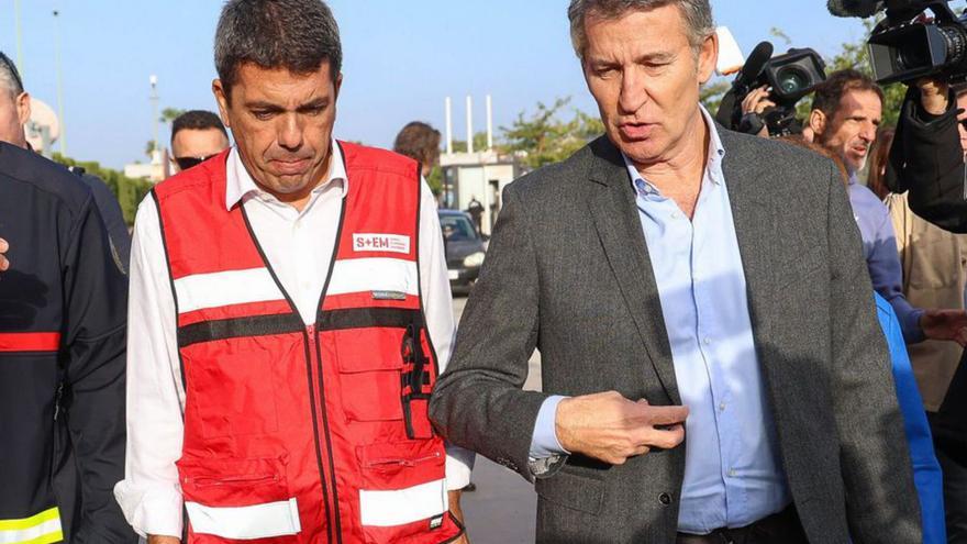 Núñez Feijóo visita el Centre de Coordinació d’Emergències de la Generalitat Valenciana, al costat de Mazón, el 31 d’octubre del 2024. | FRANCISCO CALABUIG