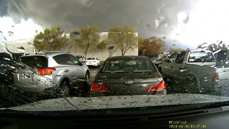 Impressionants imatges d'un tornado convertint en segons una gran nau en runes