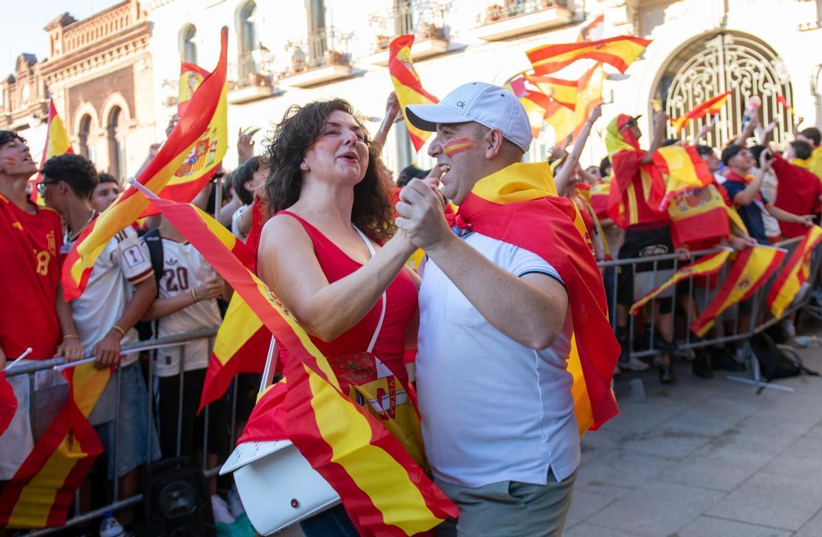 Más de 7.500 personas vivieron la final del Mundial en la Plaza de Cervantes de Alcalá: búscate en las fotos