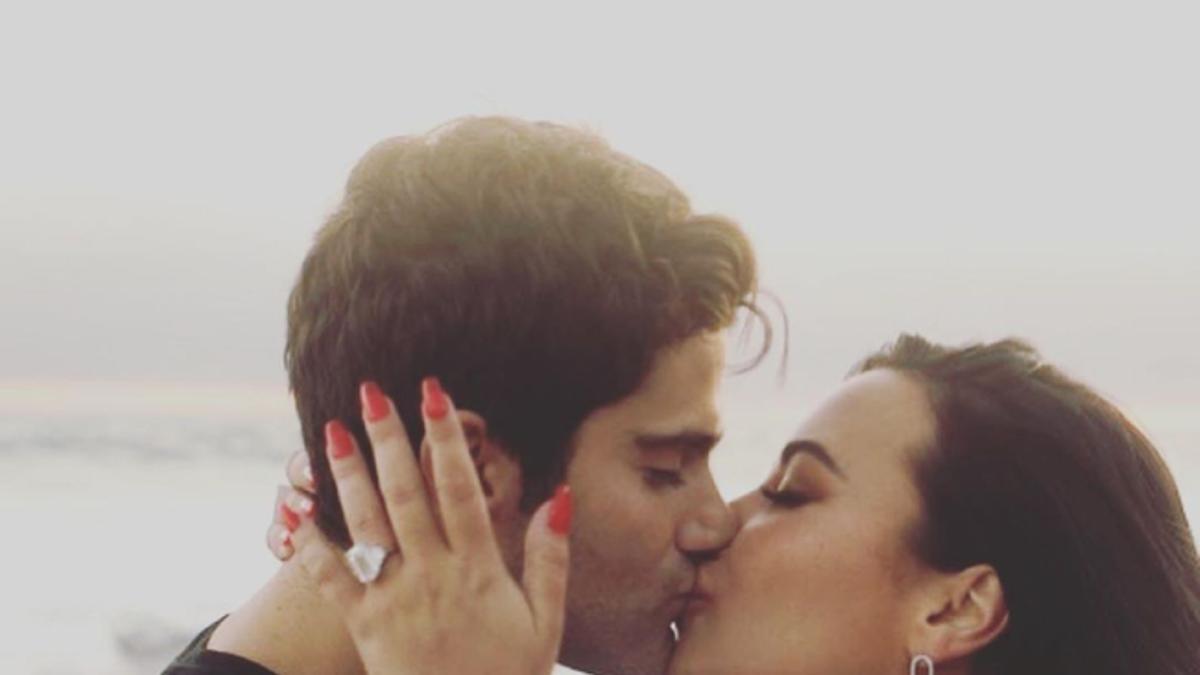 Demi Lovato se promete con su novio Max Ehrich