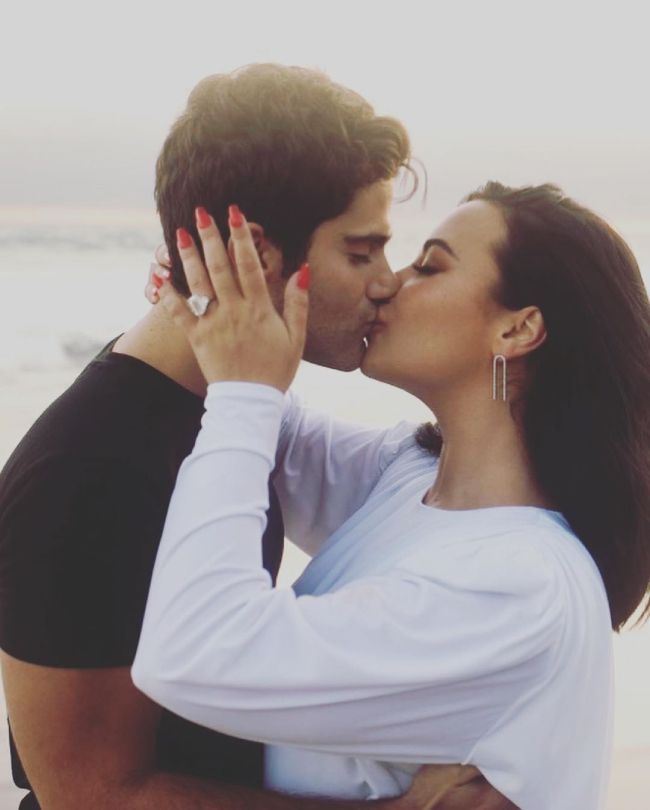 Demi Lovato se promete con su novio Max Ehrich