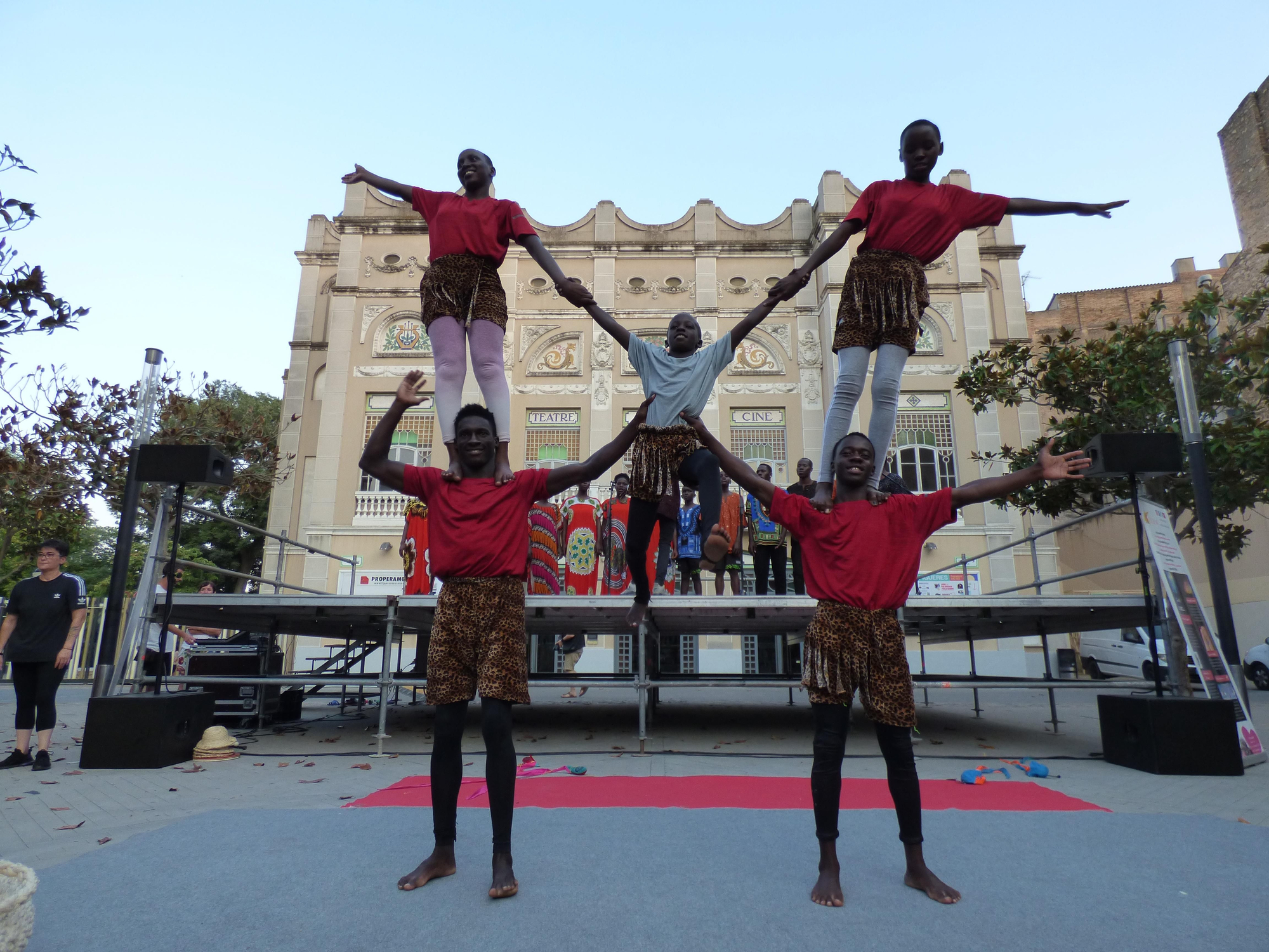 Actuació musical i circense de Nzuri Daima a Figueres