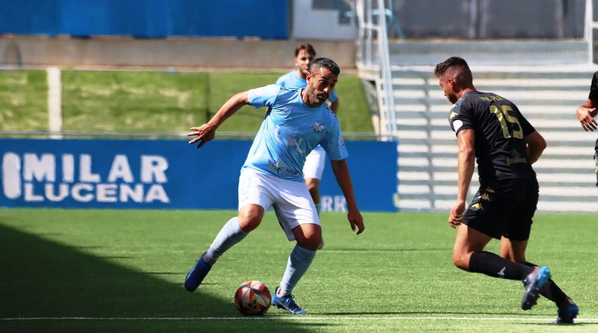 Una jugada del Lucena en un encuentro de la pasada temporada.