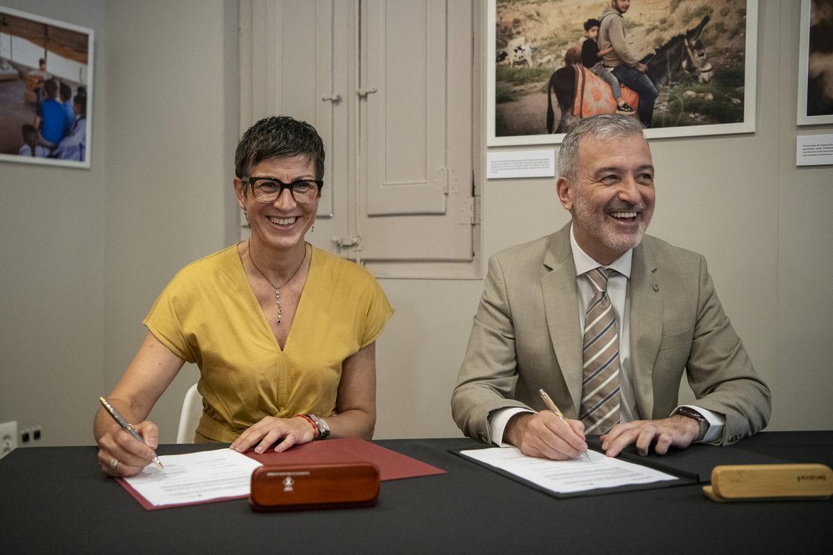La alcaldesa de Sant Adrià de Besòs, Filo Cañete, y el alcalde de Barcelona, Jaume Collboni, firmando el acuerdo para constituir la comisión mixta entre ambos ayuntamientos.