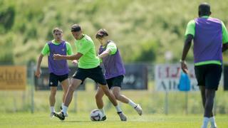 Borja Iglesias y Juanmi acaparan las miradas con goles en el partidillo del primer entrenamiento