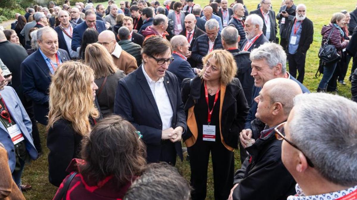 El president de la Generalitat, Salvador Illa, conversa amb alguns dels alcaldes de la Catalunya central presents en la trobada de municipis rurals