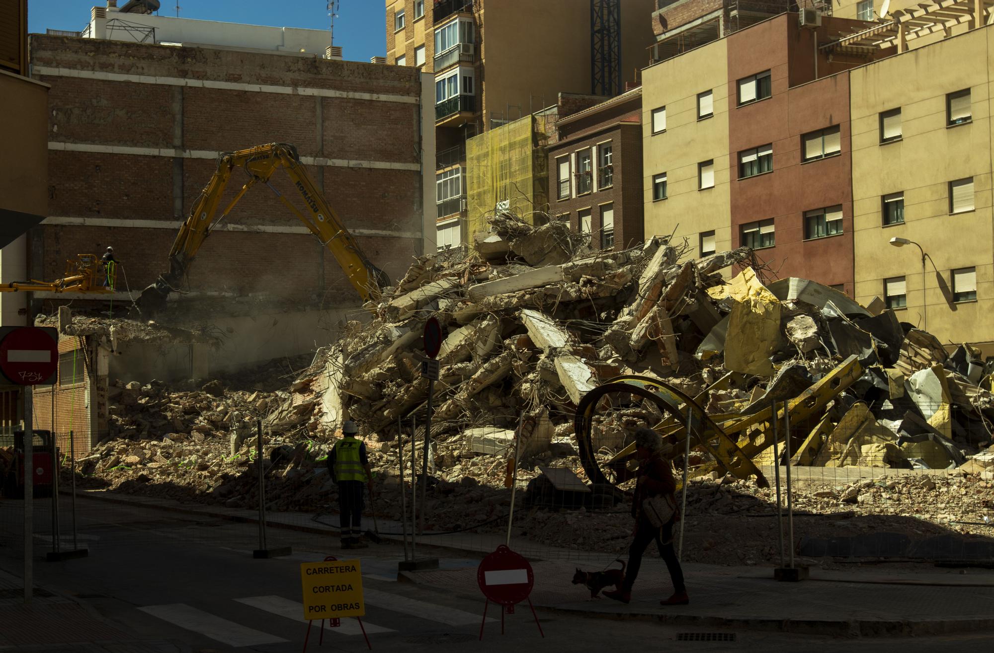 Demolición del antiguo concesionario de Plaza de Toros Vieja para un nuevo hotel