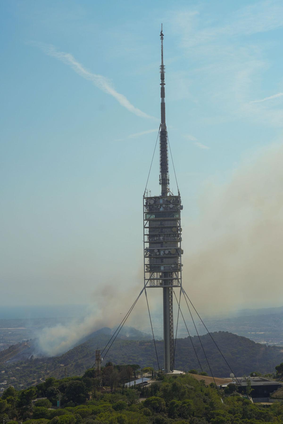 Un helicóptero carga agua para combatir el incendio forestal declarado en la montaña de Sant Pere Màrtir, en Collserola. Un helicóptero carga agua para combatir el incendio forestal declarado en la montaña de Sant Pere Màrtir, en Collserola.