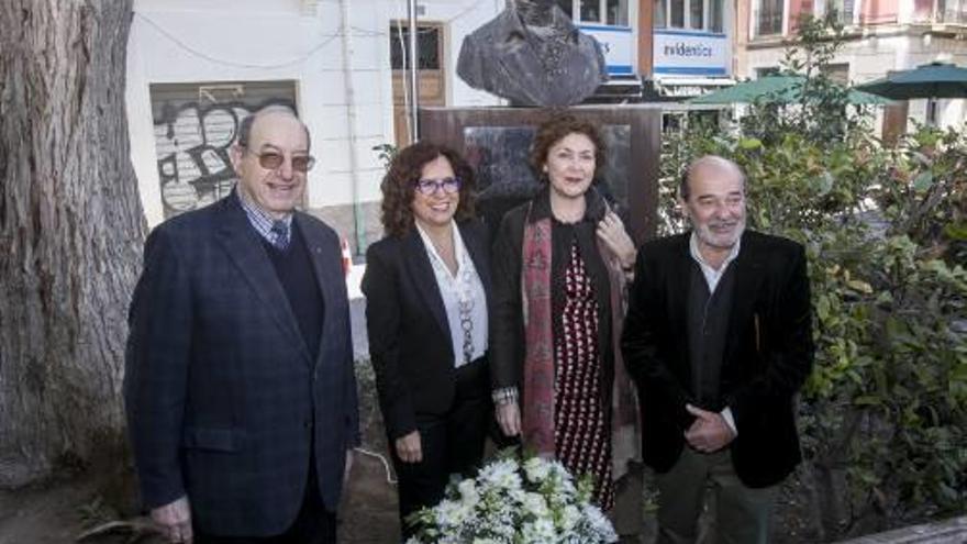 De izquierda a derecha, Salvador Ordóñez, María Dolores Padilla, María Isabel Moya y José Tuells, ayer durante el acto realizado en la Plaza Balmis de Alicante como inicio de las actividades programadas por el bicentenario de la muerte del alicantino.