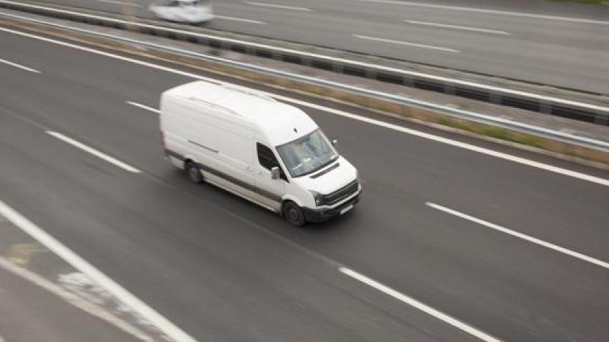Las nuevas furgonetas blancas camufladas que utiliza la DGT para multar conductores
