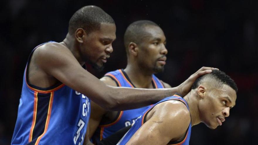 Kevin Durant (izq.), Serge Ibaka y Russell Westbrook.