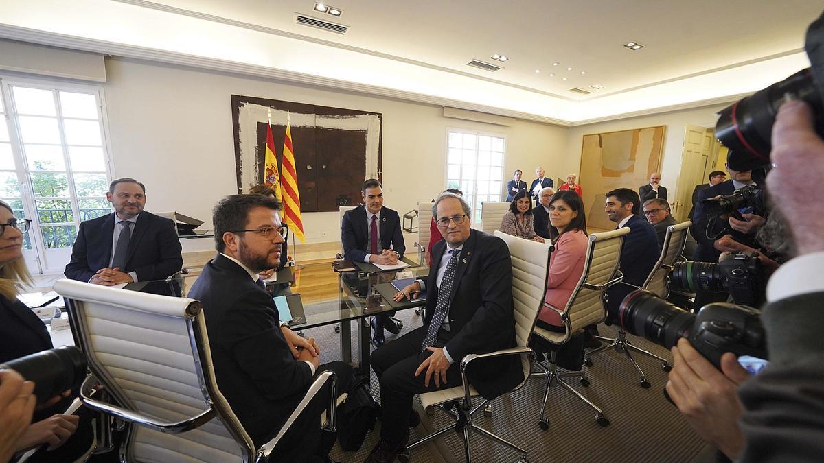 Imagen de la primera reunión de la mesa de diálogo en la Moncloa.