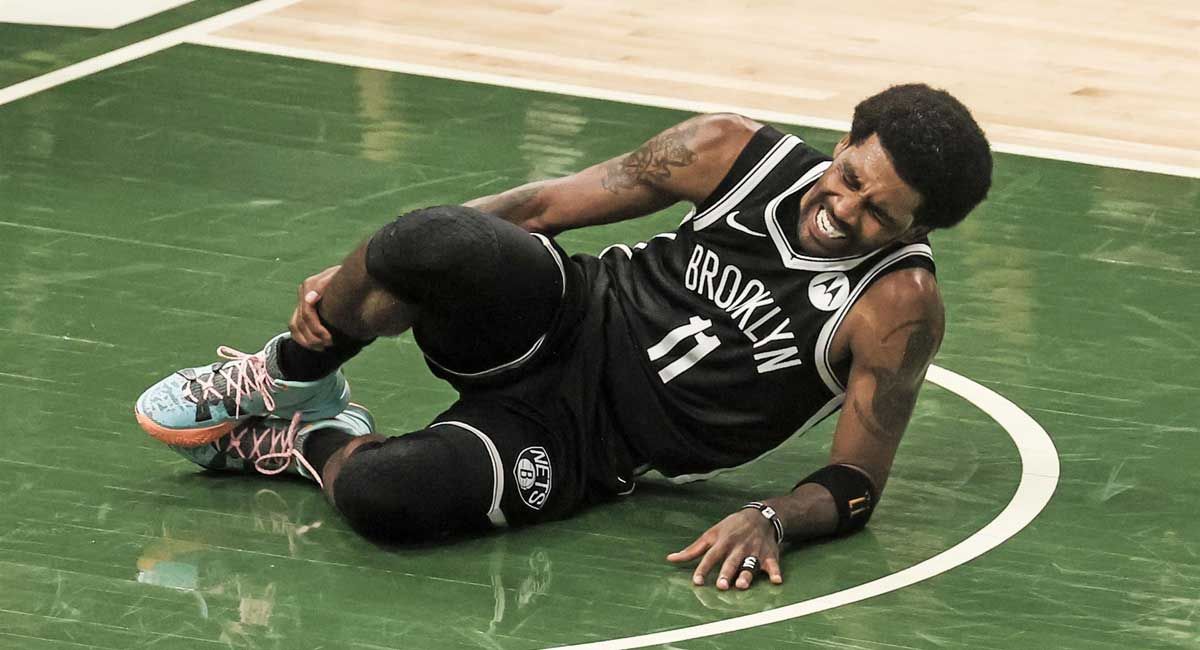 Irving se duele de su esguince en el tobillo derecho.