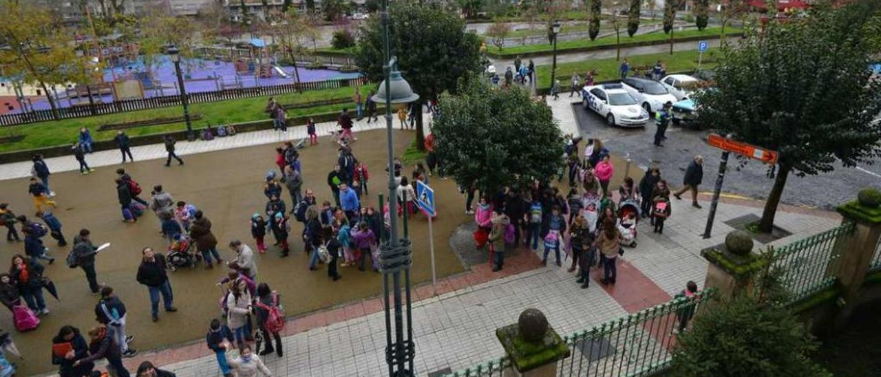 Llegada de los niños al colegio de Barcelos, ayer por la mañana, con la zona de la plaza ya peatonalizada. // Gustavo Santos