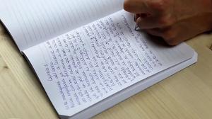 La marca Imborrable llança els ’zuadernos’, quaderns perquè els que escriuen amb l’esquerra no s’embrutin de tinta.