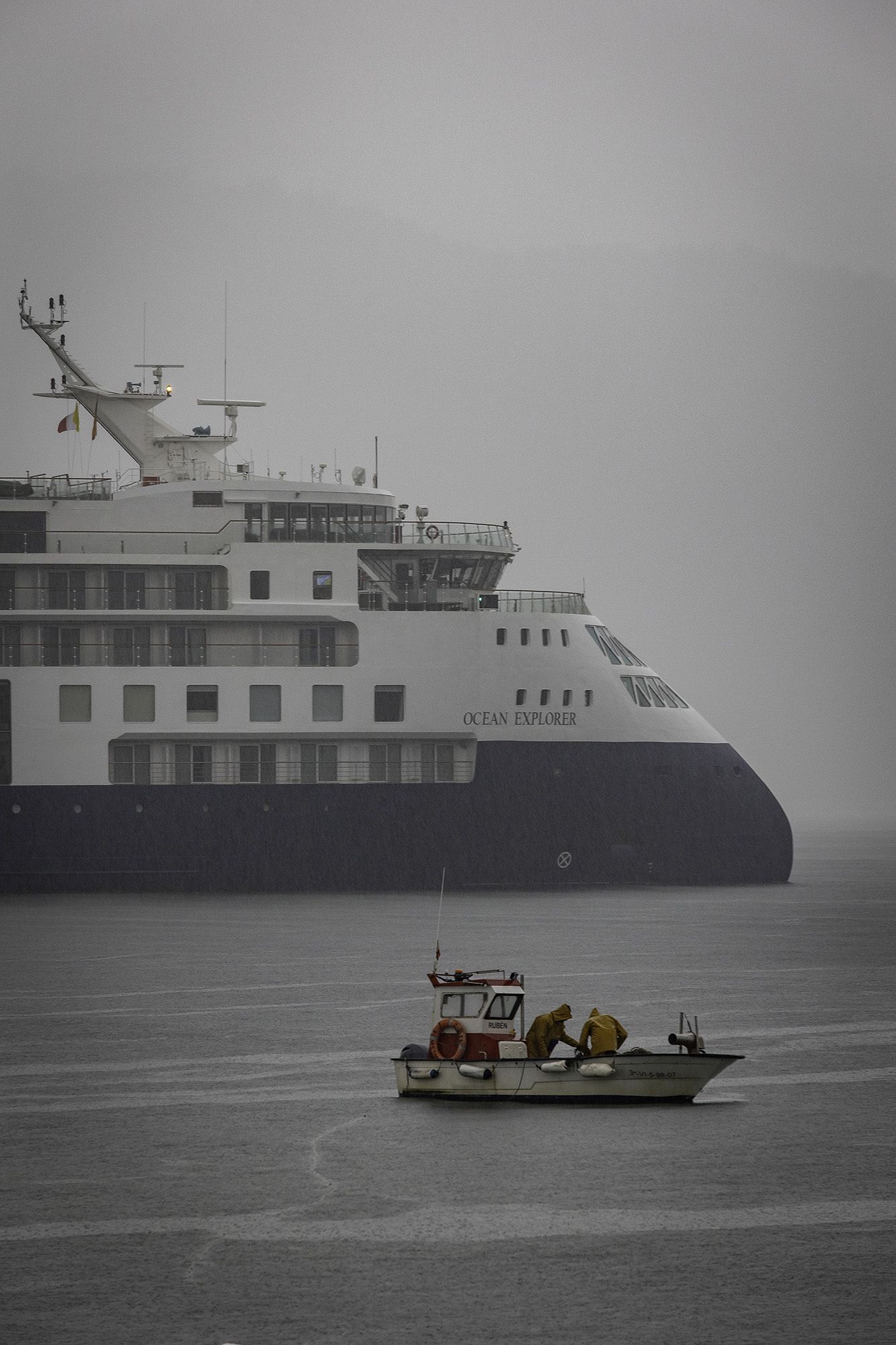El crucero “Ocean Explorer” en la ría de Vigo