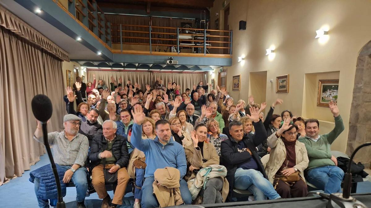 Asistentes a la reunión convocada por la plataforma votando a favor de organizar una manifestación.