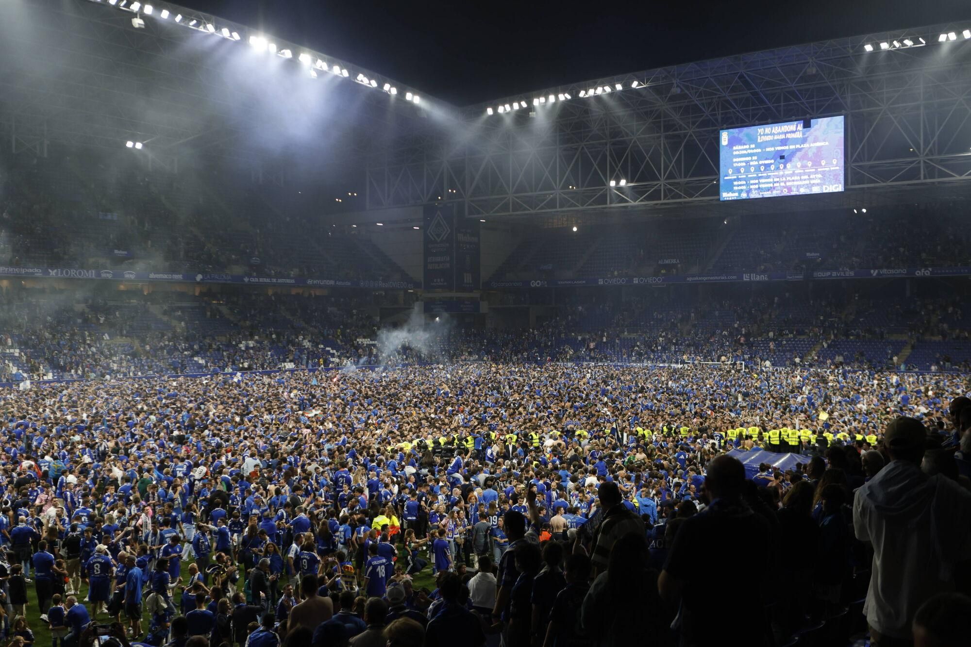 Así se vivió en el Carlos Tartiere la noche del ascenso del Oviedo a Primera División 24 años después