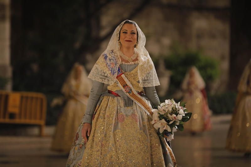 Marina Civera y su corte de honor en la Ofrenda de las Fallas 2019.