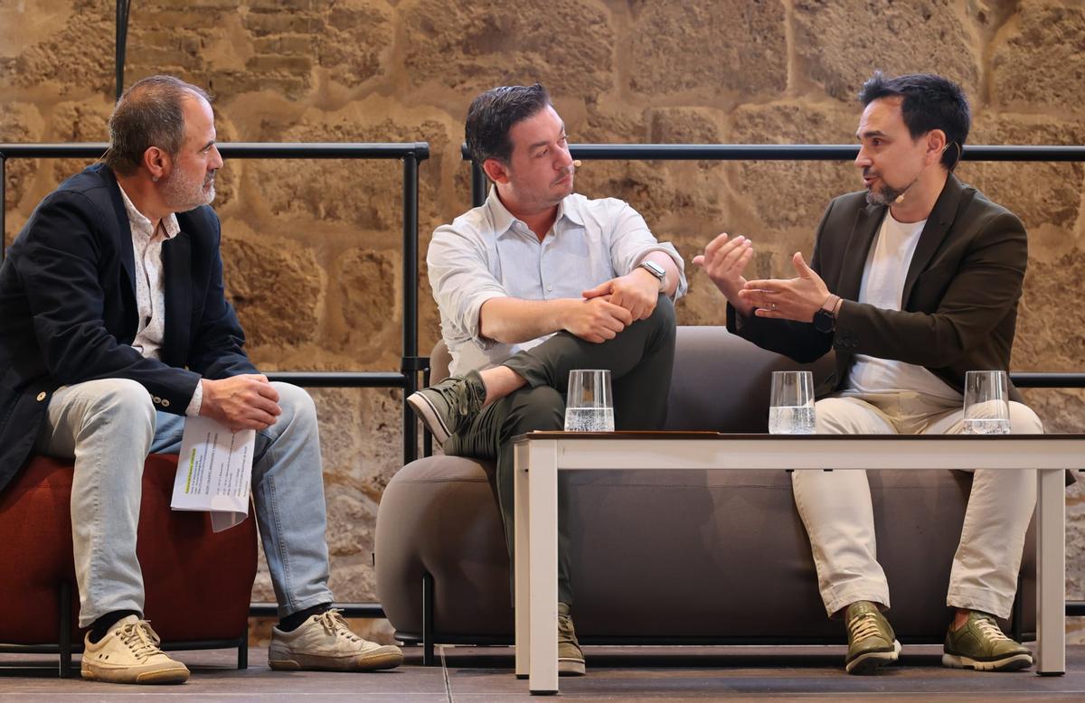El moderador Miguel Vilaplana con el CEO de Aurestic, Jordi Aura; y el CEO de PowerfulTree, Ignacio Palmer