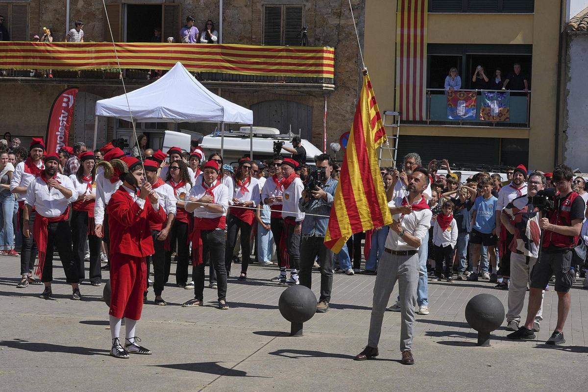 Les imatges de la plantada de l'arbre de Maig i del ball del Cornut de Cornellà del Terri Les imatges de la plantada de l'arbre de Maig i del ball del Cornut de Cornellà del Terri