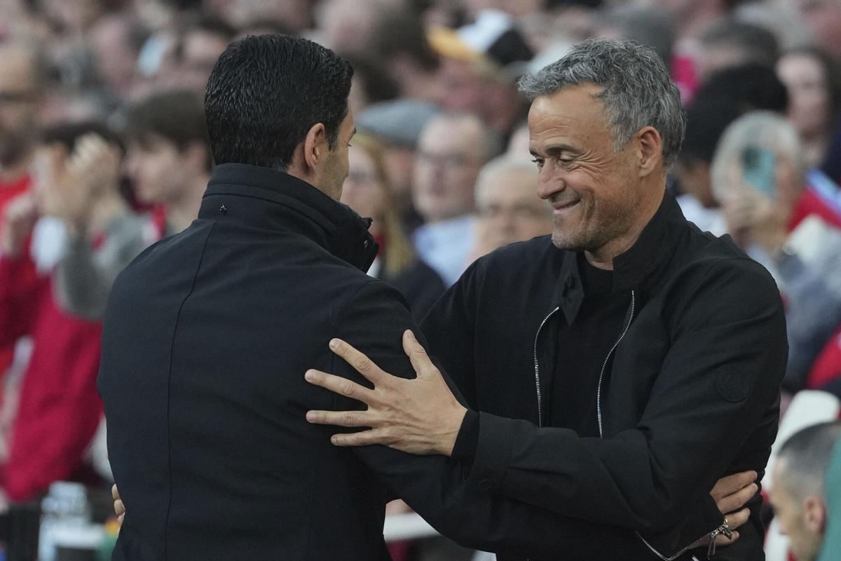hugs Arsenal's manager Mikel Arteta, greets PSG's head coach Luis Enrique prior to the Champions League semifinal first leg soccer match between Arsenal and Paris Saint-Germain at Emirates Stadium in London, England, Tuesday, April 29, 2025. (AP Photo/Kirsty Wigglesworth)