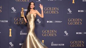 Demi Moore posa amb el Globus d’Or per ‘The substance’, diumenge passat a Beverly Hills.  | MARIO ANZUONI / REUTERS