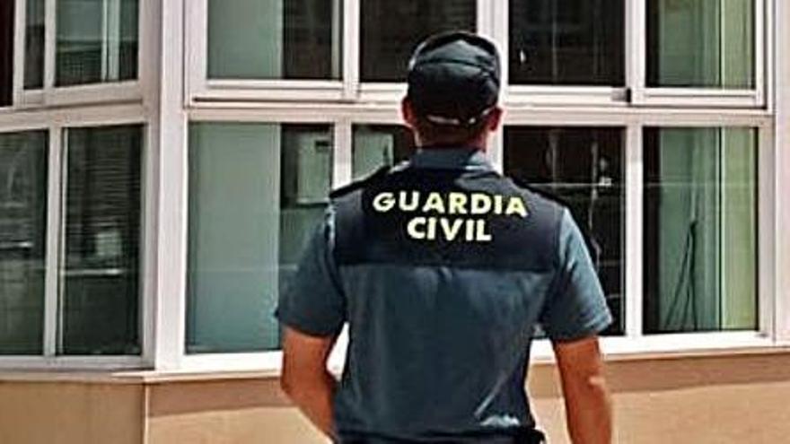 Un agente en la casa de Sant Josep. | GUARDIA CIVIL