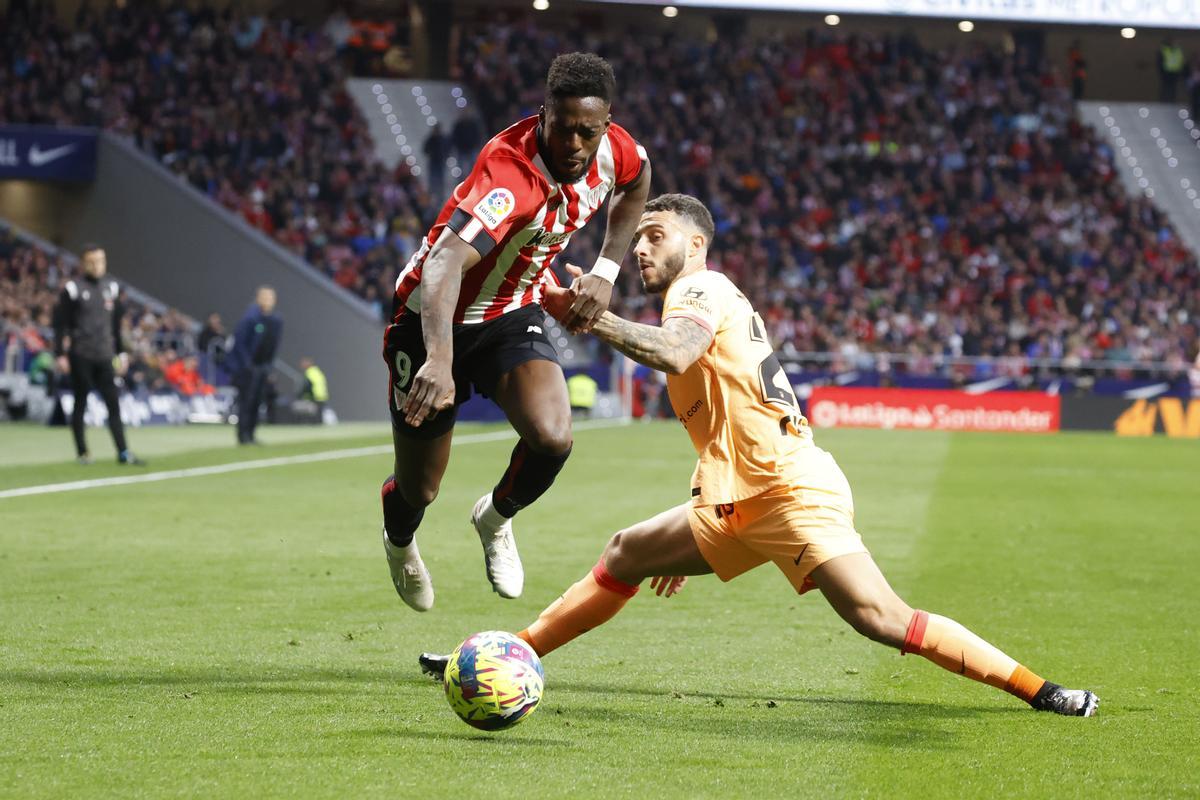 MADRID, 19/02/2023.- El delantero del Athletic Club, Iñaki Williams (i), se lleva el balón ante el defensa del Atlético de Madrid, Mario Hermoso, durante el encuentro correspondiente a la jornada 22 que disputan hoy domingo en el estadio Metropolitano, en Madrid. EFE / Juan Carlos Hidalgo.