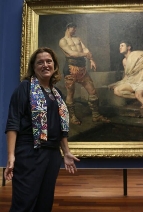 Rosa Aguilar, acompañada por integrantes de la Plataforma de la Aduana y la Asociación de Amigos del Museo de Málaga, ha visitado las instalaciones que, por el momento, siguen sin fecha de apertura co