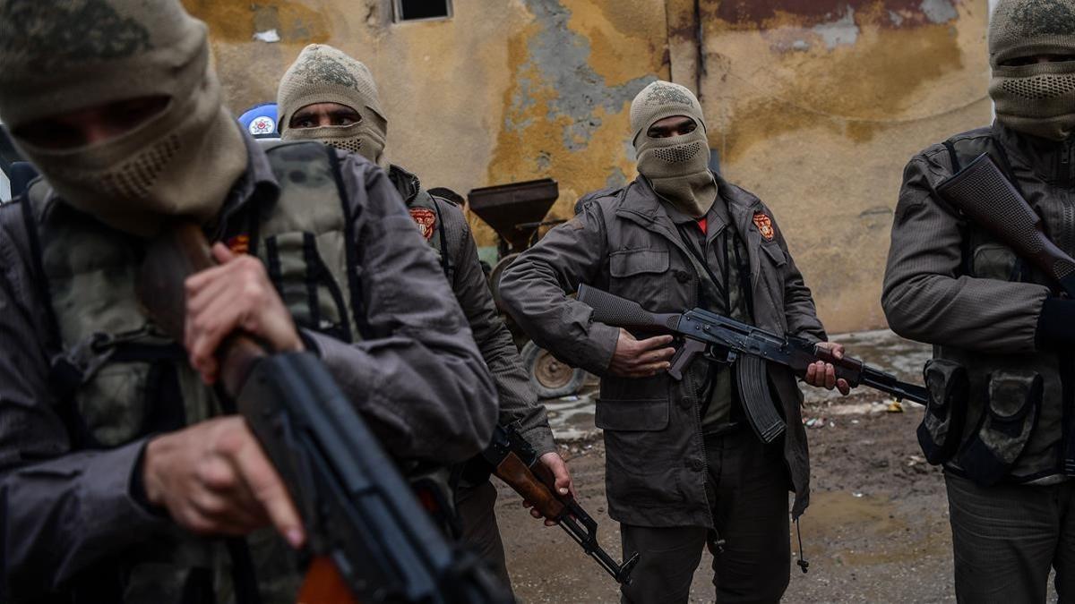 Rebeldes sirios apoyados por Turquía en la operación contra las milicias kurdas en la ciudad siria de Azaz